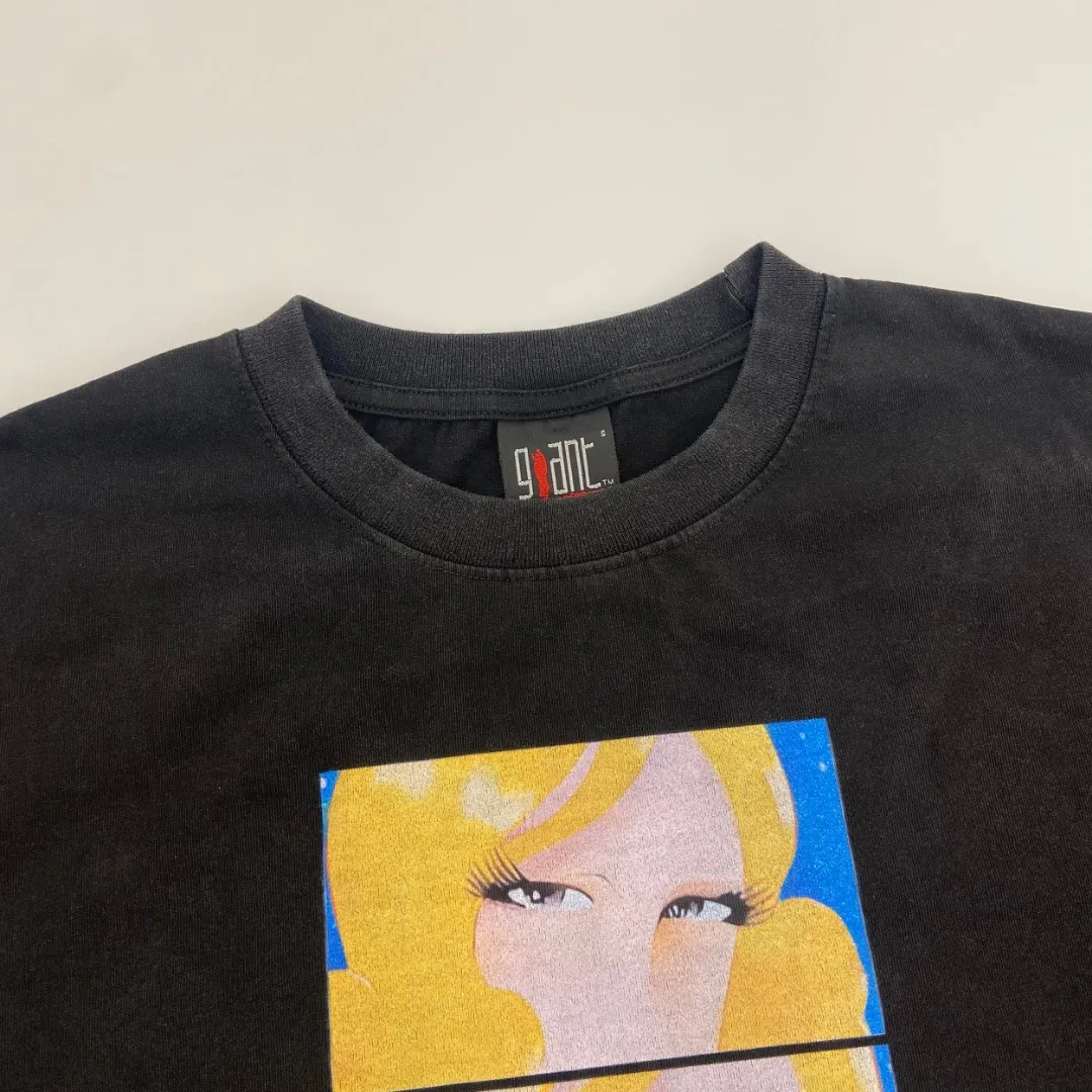Mechao Saint Michael co-branded anime girl print, retro washed and distressed Vintage loose short sleeves, digital white ink direct injection, breathable fabric, three-dimensional and clear pattern. Fabric: Double yarn 240g Style number: S806 Size: S-M-L-XL Color: Washed black Price: P118